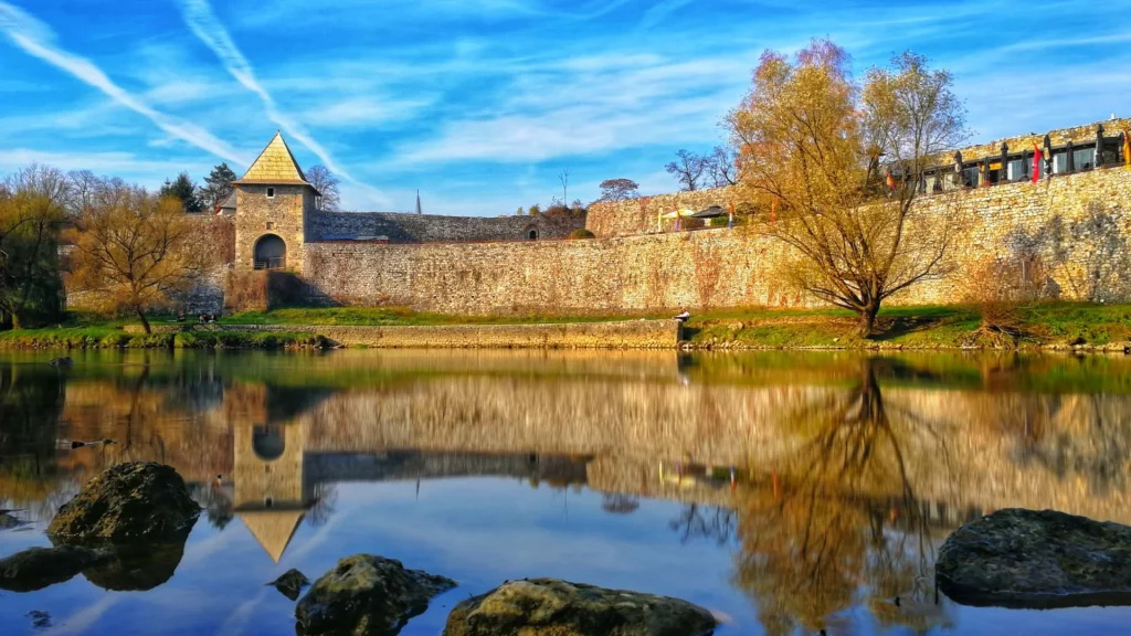"Tvrđava Kastel u Banjoj Luci, simbol istorije i kulture, uz rijeku Vrbas."