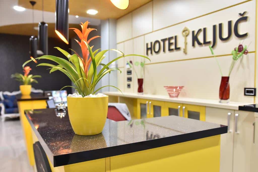 Recepcija hotela Ključ moderni interijer s toplim bojama i luksuznim detaljima