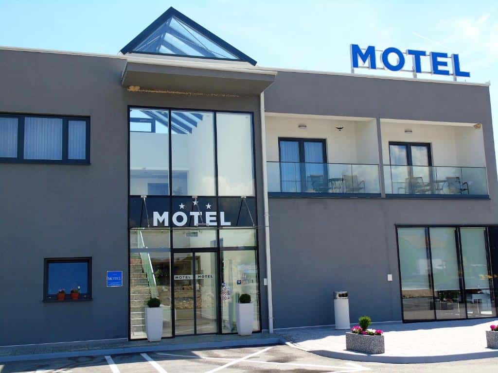 Ulaz u Motel Kamenica Bihać sa modernim eksterijerom, velikim staklenim vratima i natpisom "MOTEL", smješten u mirnom dijelu Bihaća.