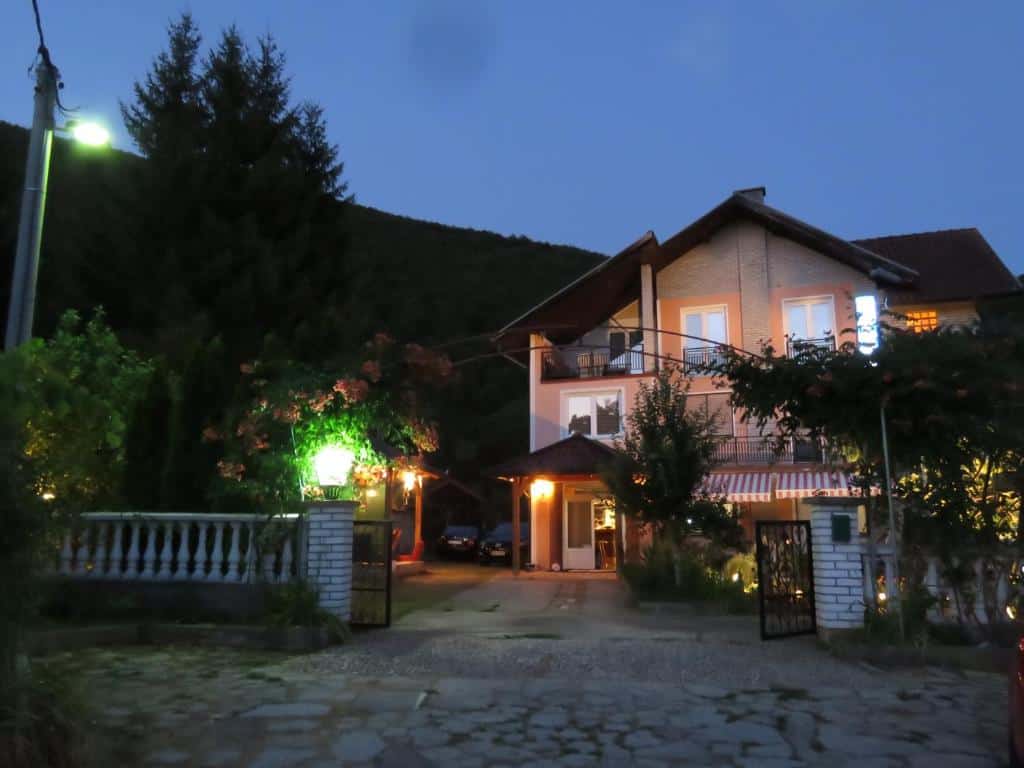Villa Artemida osvijetljena u večernjim satima, s ulazom okruženim zelenilom i mirnim ambijentom Kulen Vakufa.