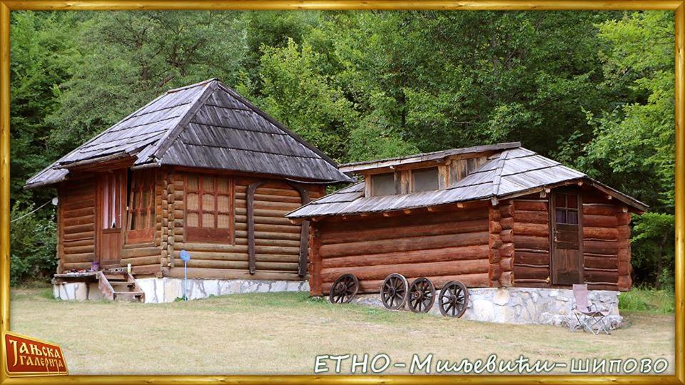 Tradicionalne drvene etno kuće Miljević u Šipovu, okružene prirodom i zelenilom, idealne za odmor i seoski turizam