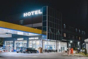 Hotel Brčko Gas Prijedor noćni ambijent s osvijetljenim ulazom, kafićem i modernim dizajnom