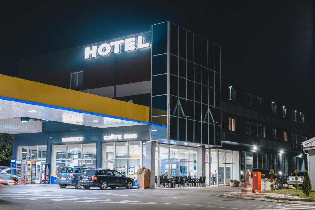 Hotel Brčko Gas Prijedor noćni ambijent s osvijetljenim ulazom, kafićem i modernim dizajnom