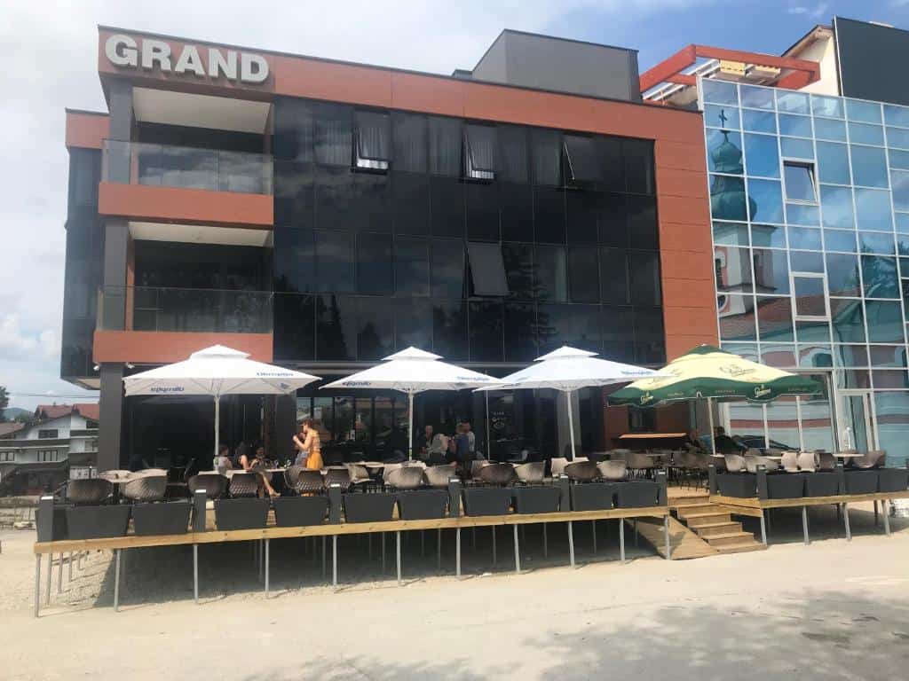 Eksterijer Motel Grand Velika Kladuša s prostranom terasom i modernim dizajnom