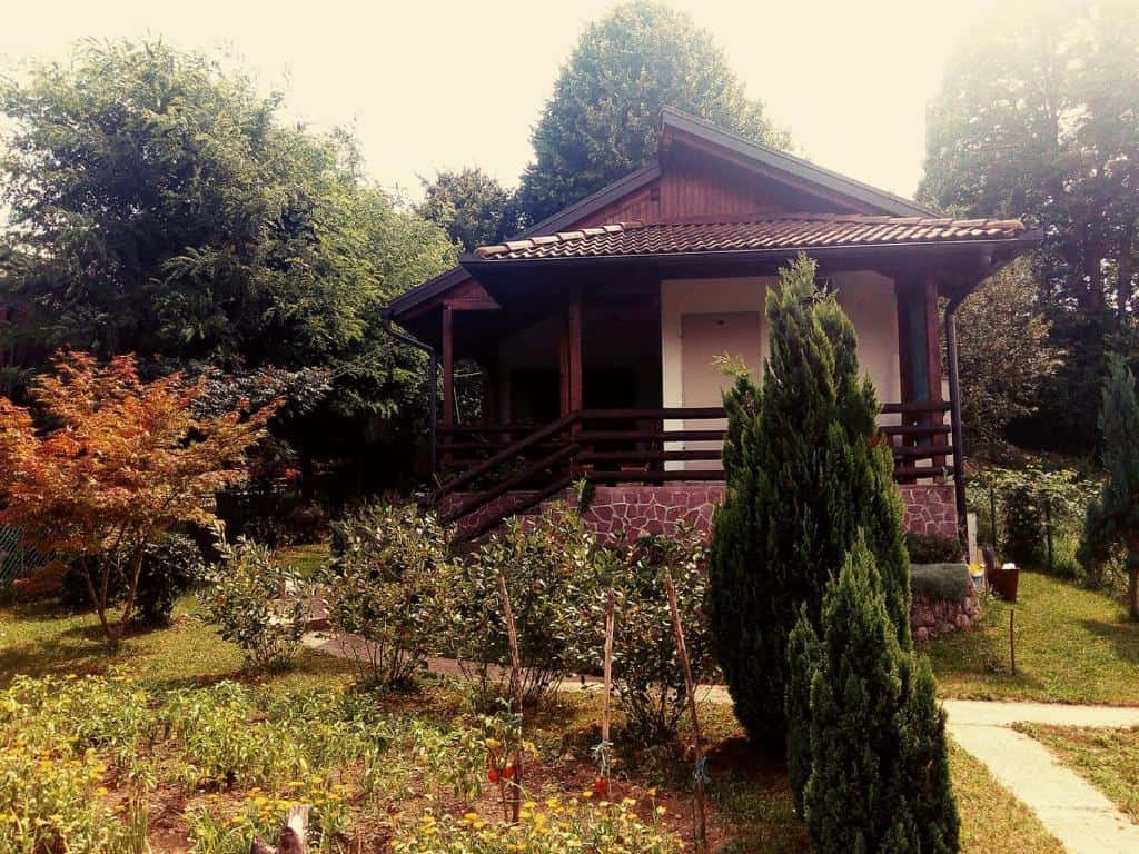 Kuća za odmor Sunny Paradise Bihać okružena zelenilom s terasom i vrtom u mirnom prirodnom okruženju.