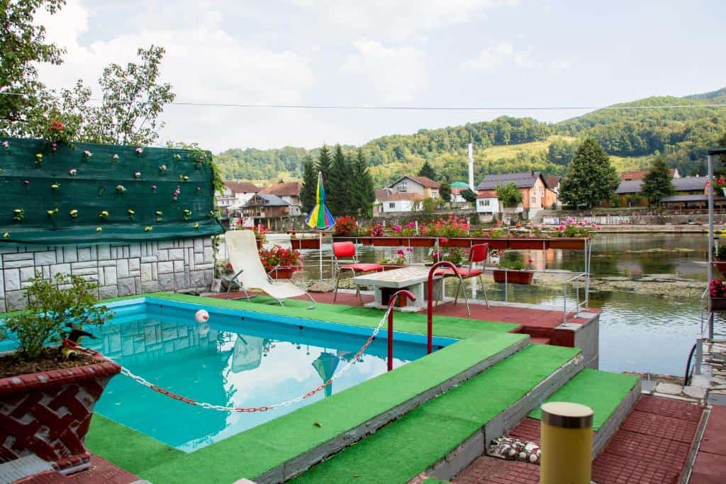 Villa Dino s privatnim bazenom i pogledom na rijeku i slikoviti krajolik Kulen Vakufa.