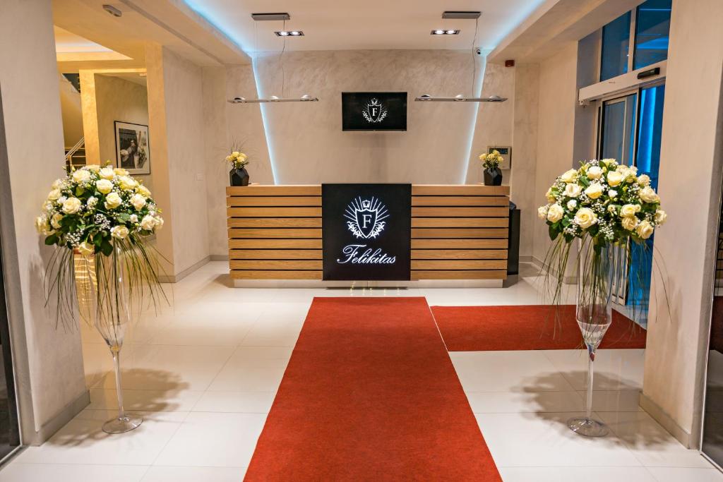 Recepcija motela Felikitas s modernim dizajnom i cvjetnim aranžmanima