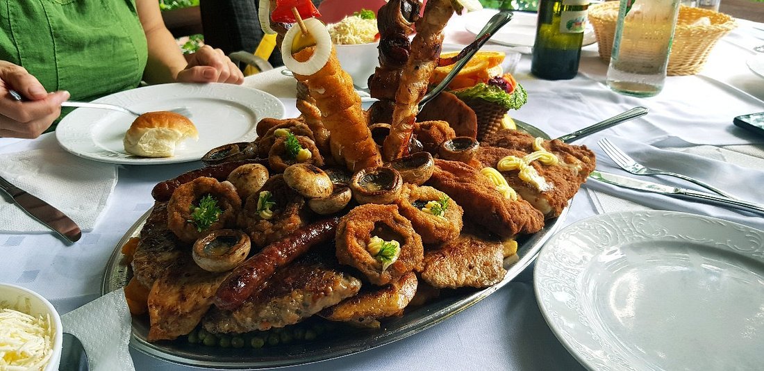 Tradicionalno jelo u Restoranu Vrbas s roštilja, uz bogat izbor priloga i dekoraciju.