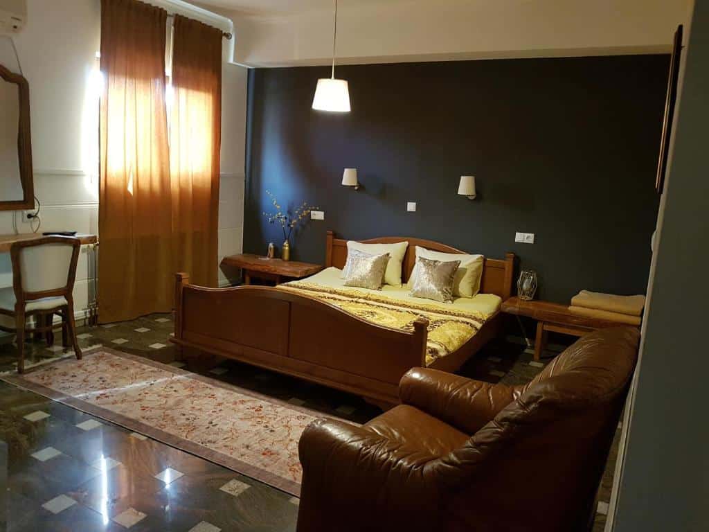 Elegantna soba u Hostelu Mornar Velika Kladuša s udobnim krevetom i sjedećom garniturom