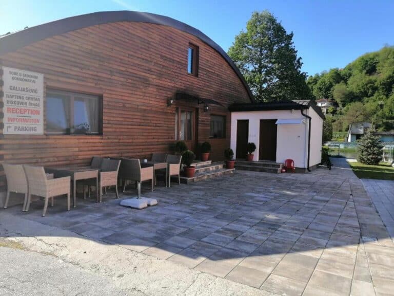 Apartmani Galijašević Kulen Vakuf s terasom ispred objekta i pogledom na prirodno okruženje