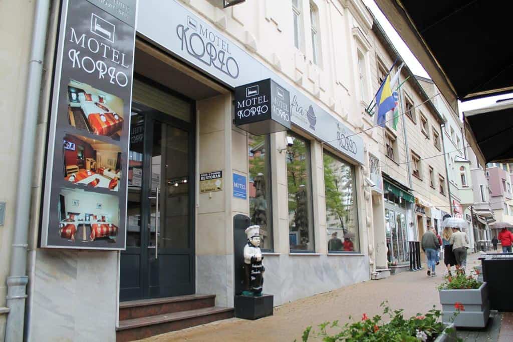 Ulaz u Motel Korzo Bihać smješten u centru grada s vidljivim znakovima motela i restorana Sofra.