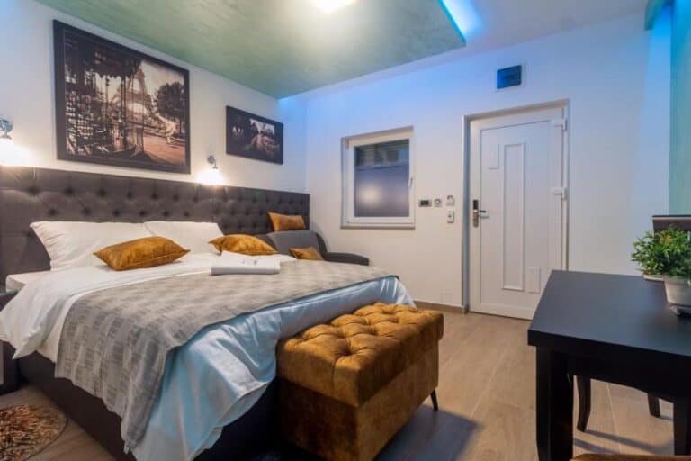 Luksuzna soba u Motelu Atos Bungalovi Laktaši s modernim dizajnom i udobnim krevetom
