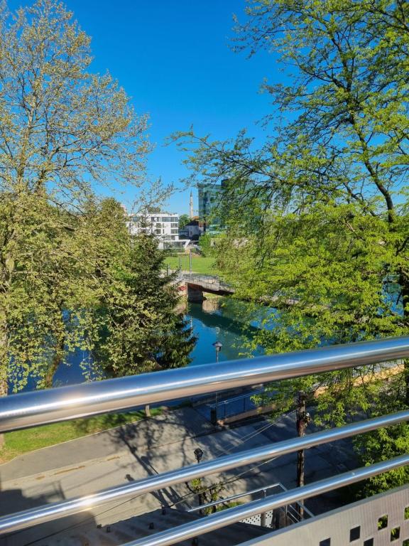 Pogled s balkona City Bridge Guest House Bihać na rijeku Unu i gradski most