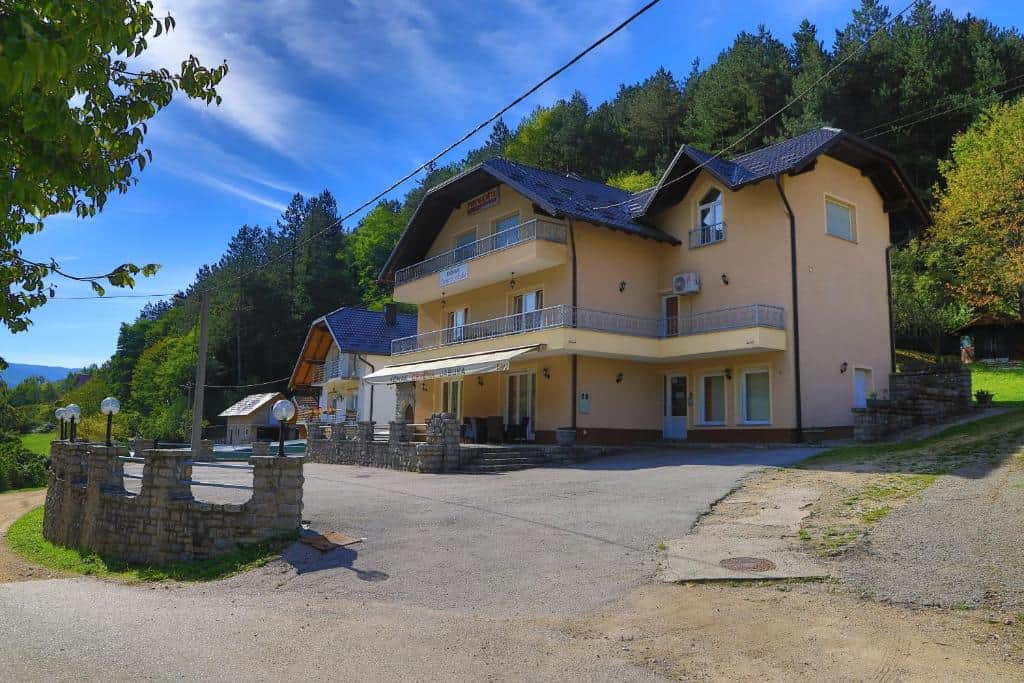 "Apartmani Crvena Jabuka Ključ, smješteni s pogledom na planine i grad, s modernim sadržajima."