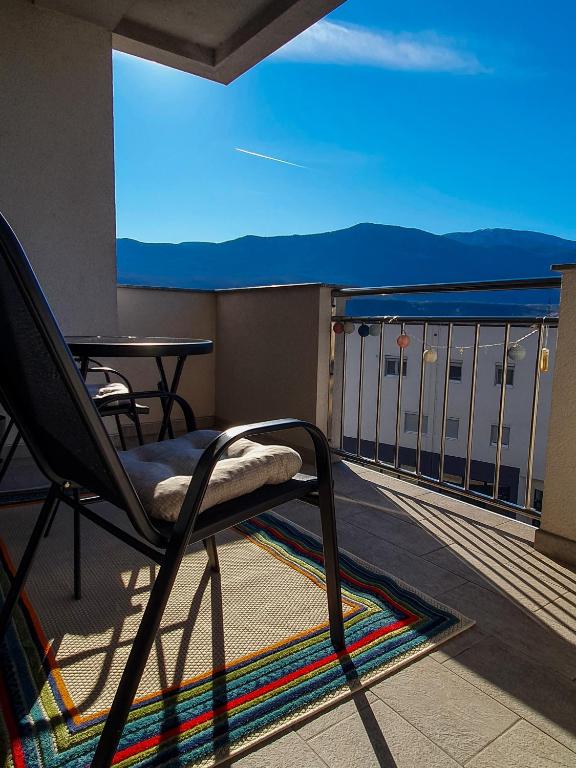 Balkon s pogledom na planinu u Apartmanu Dalija Bihać