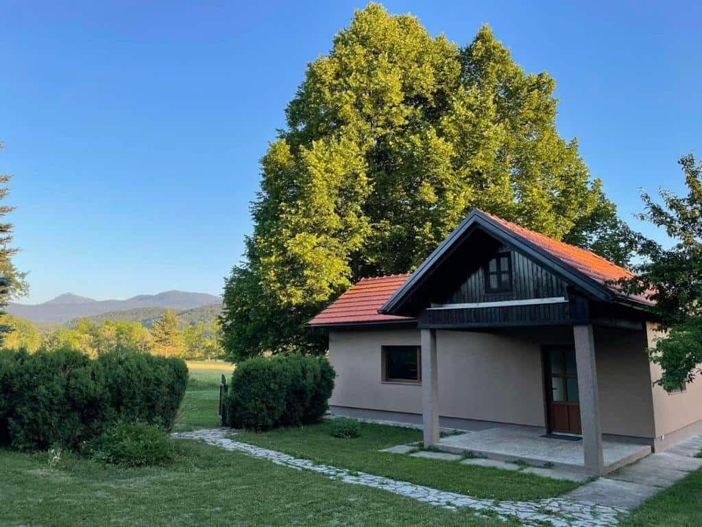 "Mountain Heart House Bosanski Petrovac s terasom i pogledom na planine."