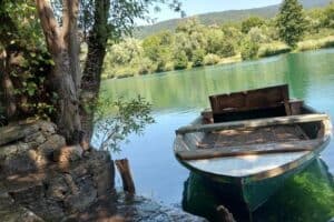 Drveni čamac na rijeci uz stepenice okružene zelenilom u prirodnom ambijentu Ripača.