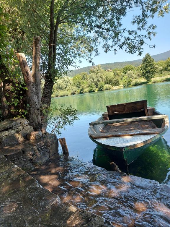 Drveni čamac na rijeci uz stepenice okružene zelenilom u prirodnom ambijentu Ripača.