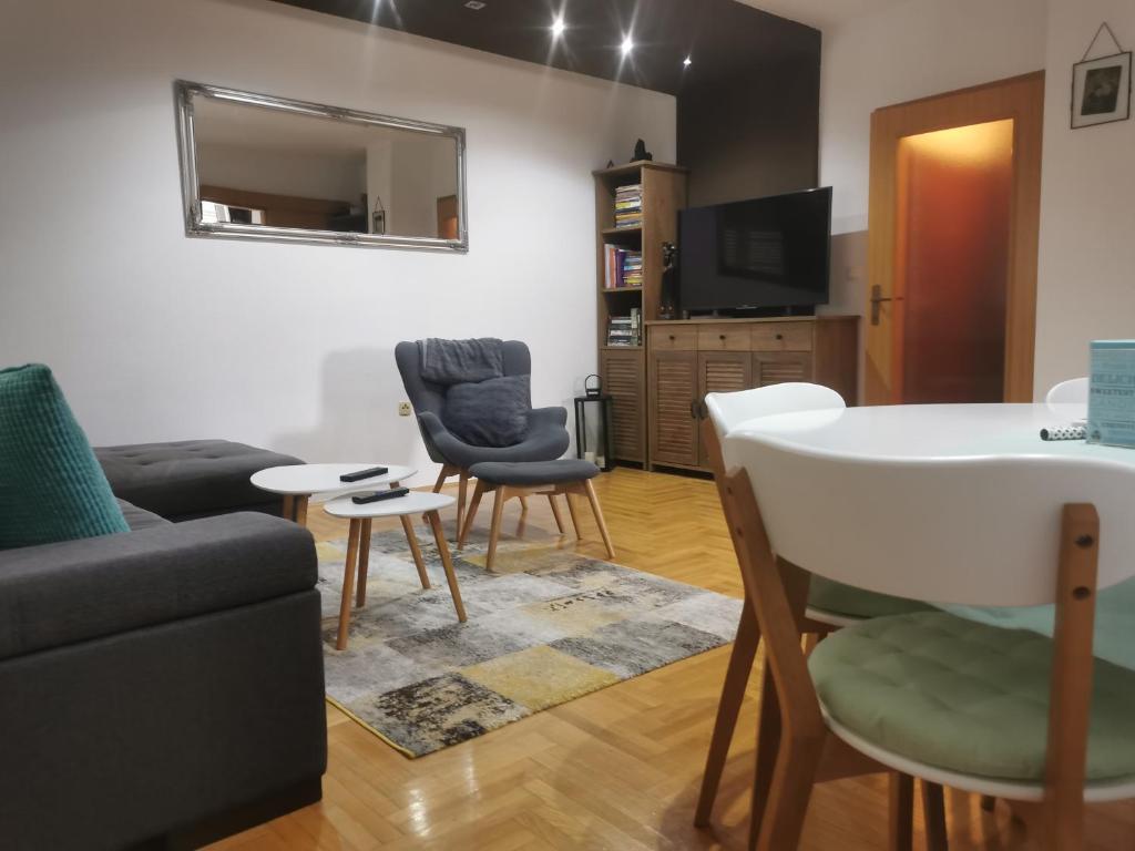 Moderan dnevni boravak Apartmana Zoya u Banjoj Luci, sa udobnim namještajem, flat-screen TV-om i trpezarijskim stolom.