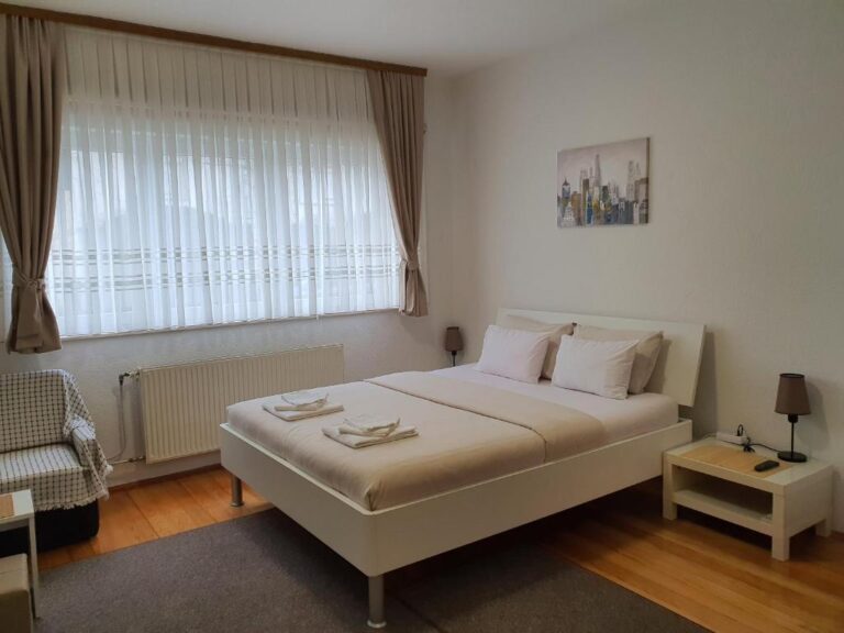 Moderno uređen apartman s udobnim bračnim krevetom i svijetlim enterijerom