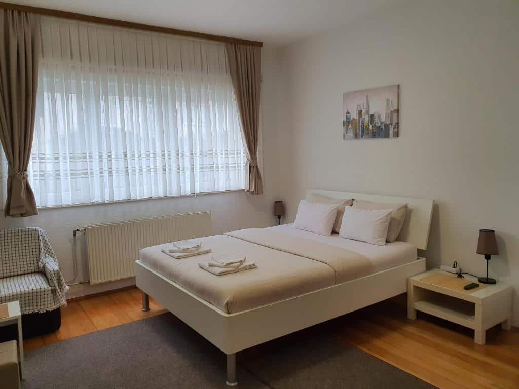 Moderno uređen apartman s udobnim bračnim krevetom i svijetlim enterijerom