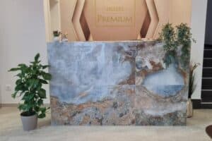 "Hotel Premium Jajce, moderan smještaj s udobnim sobama i pogledom na planinu."