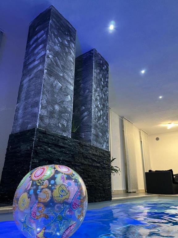 Luksuzni unutrašnji bazen s modernim dekorom u Imperial Exclusive Apartments Velika Kladuša