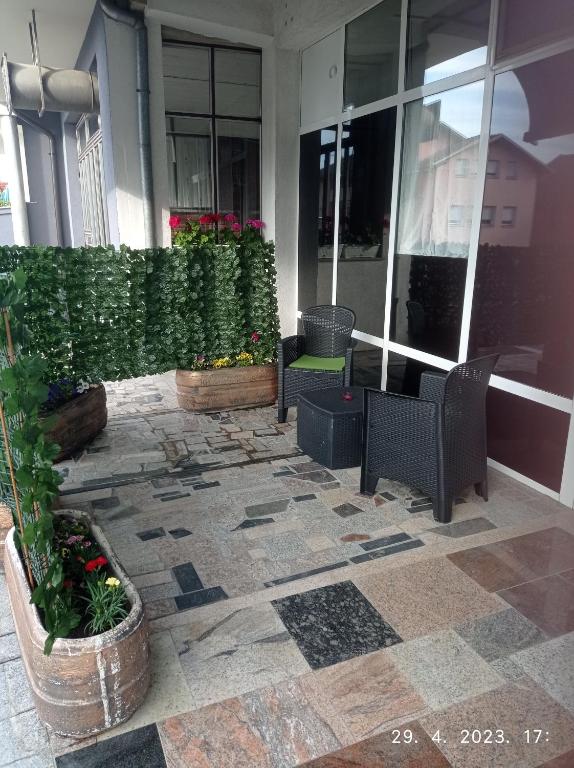 Terasa Studio apartmana Sokak u Bihaću s udobnim garniturama za sjedenje i zelenilom