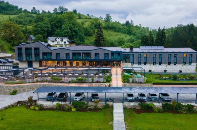Hotel Plivsko jezero Jajce moderan smještaj s pogledom na prirodu i jezero u mirnom dijelu Jajca