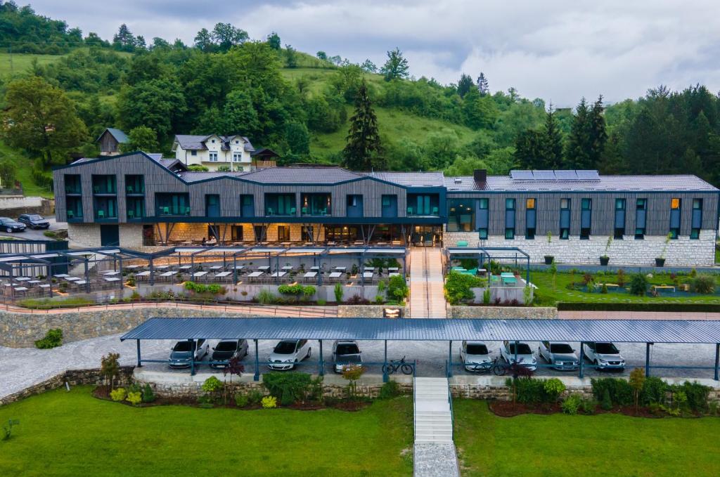 Hotel Plivsko jezero Jajce moderan smještaj s pogledom na prirodu i jezero u mirnom dijelu Jajca