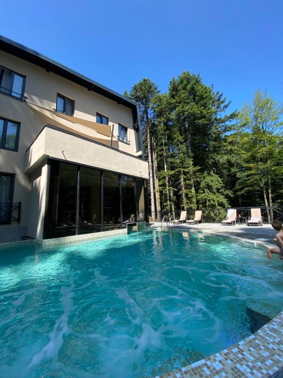 Spa&Nature Hotel Bijele Vode vanjski bazen s pogledom na prirodu u Nacionalnom parku Kozara