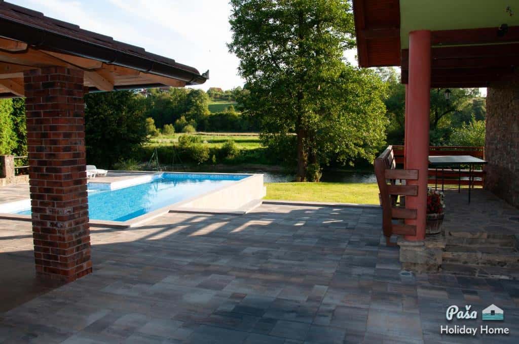"Kuća za odmor Paša Zolaći, smještena uz privatnu plažu i infinity bazen, s pogledom na prirodu."