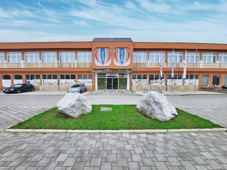 Hotel Balon Velika Kladuša eksterijer moderni smještaj s restoranom i vrtom u srcu Kladuše