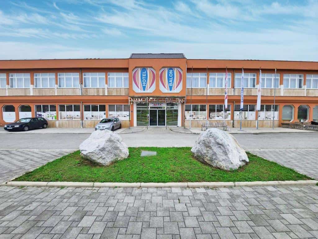 Hotel Balon Velika Kladuša eksterijer moderni smještaj s restoranom i vrtom u srcu Kladuše