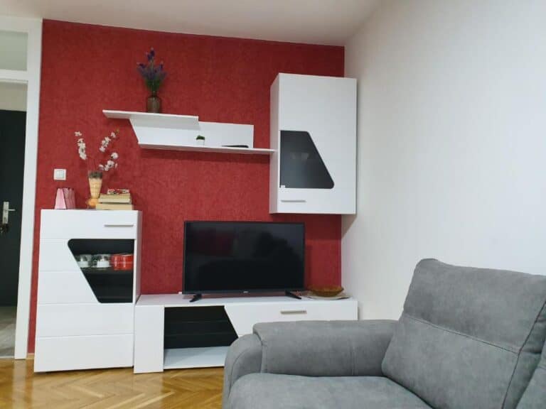 Moderan dnevni boravak s TV-om i sivom garniturom u Apartment Centar Velika Kladuša