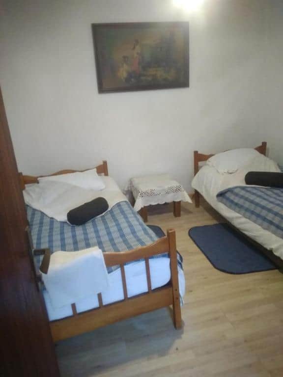 Dvokrevetna soba u Hostelu Mlinar Bihać s jednostavnim namještajem i udobnim ležajevima
