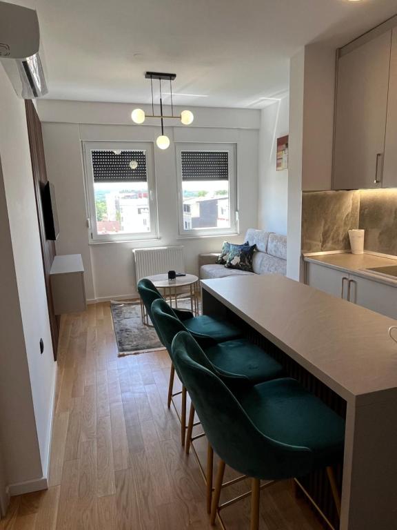 Moderni apartman Green Lux Prijedor s elegantnim interijerom i kuhinjskim šankom