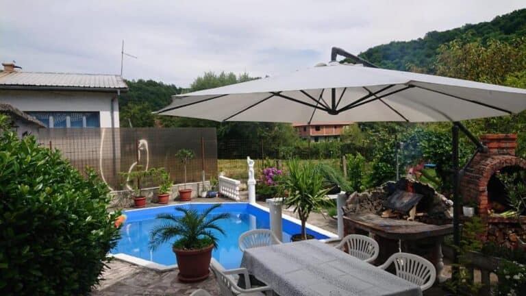 Privatni bazen sa ležaljkama i roštiljem, okružen zelenilom u Delux Apartmanima Kulen Vakuf.