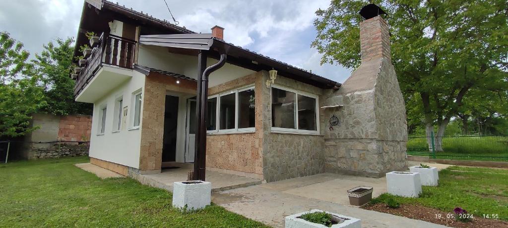 Villa Seferovka u Kulen Vakufu s privatnim vrtom i vanjskim kaminom, savršena za odmor u prirodi.