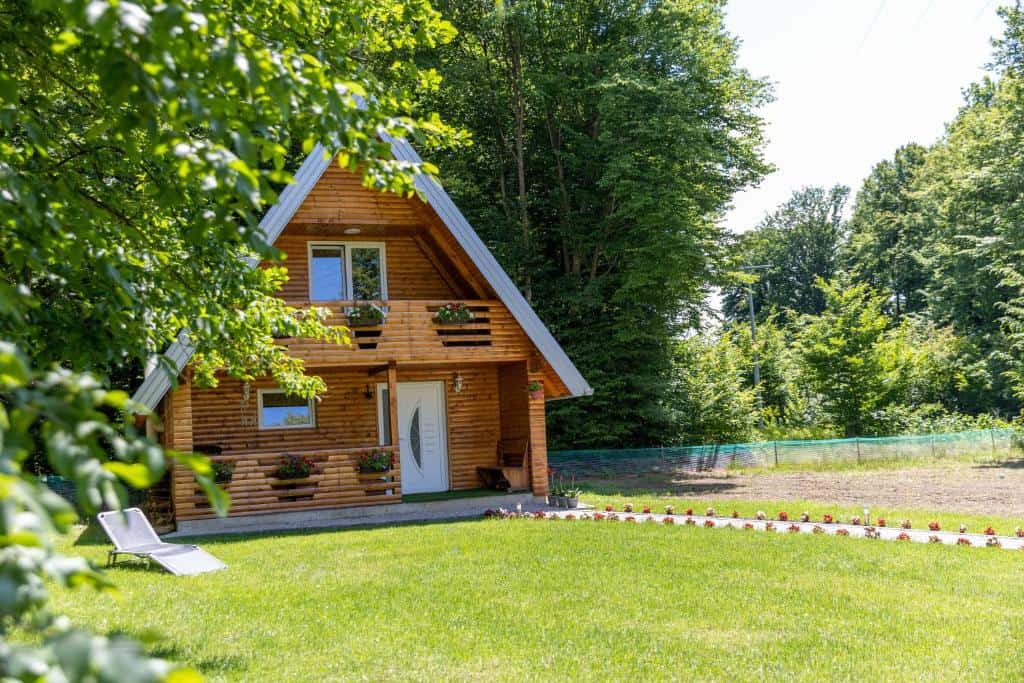 "Vikendica Anastasija Laktaši s terasom i pogledom na vrt."