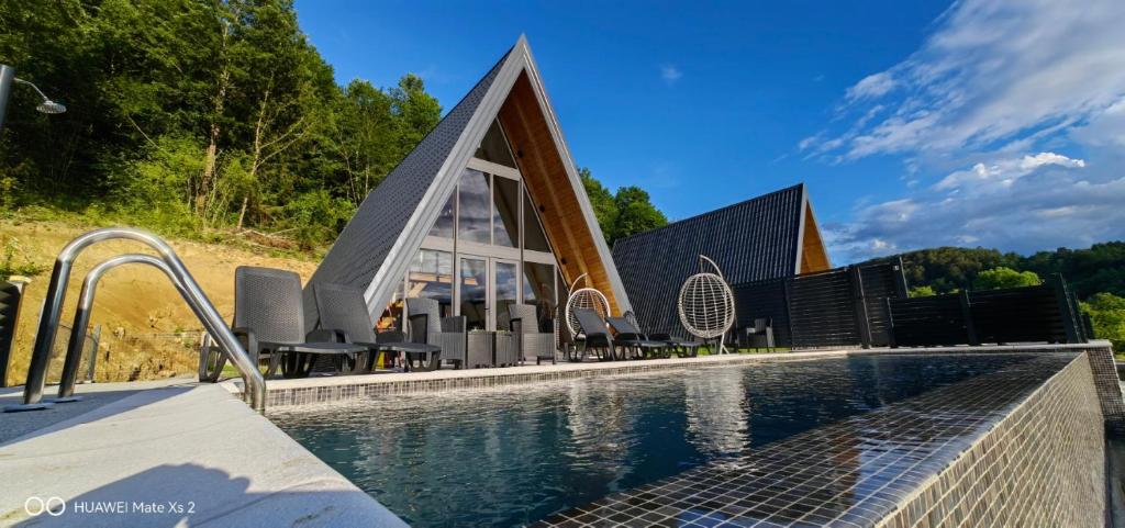 Luksuzne vile UNA RESORT s krovnim bazenom u prirodnom okruženju Bosanske Krupe
