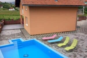 Vila Kula Bihać s privatnim bazenom, ležaljkama i pogledom na prirodni krajolik u naselju Orašac.