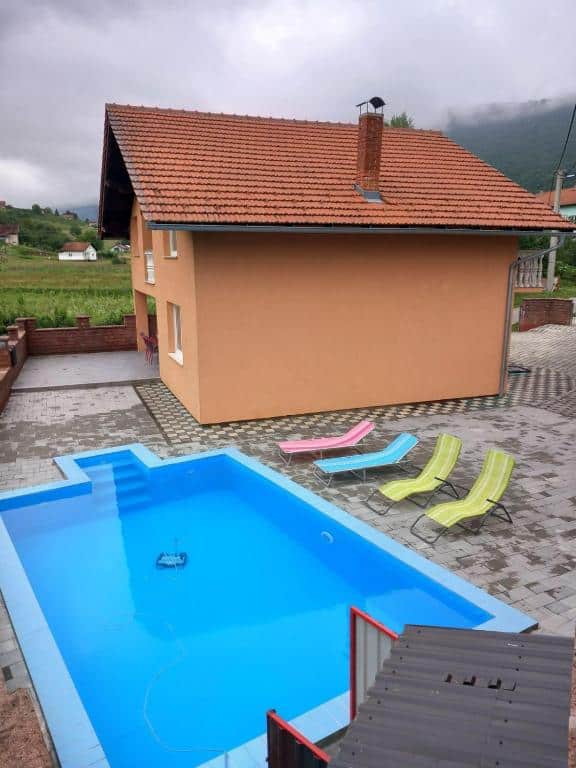 Vila Kula Bihać s privatnim bazenom, ležaljkama i pogledom na prirodni krajolik u naselju Orašac.