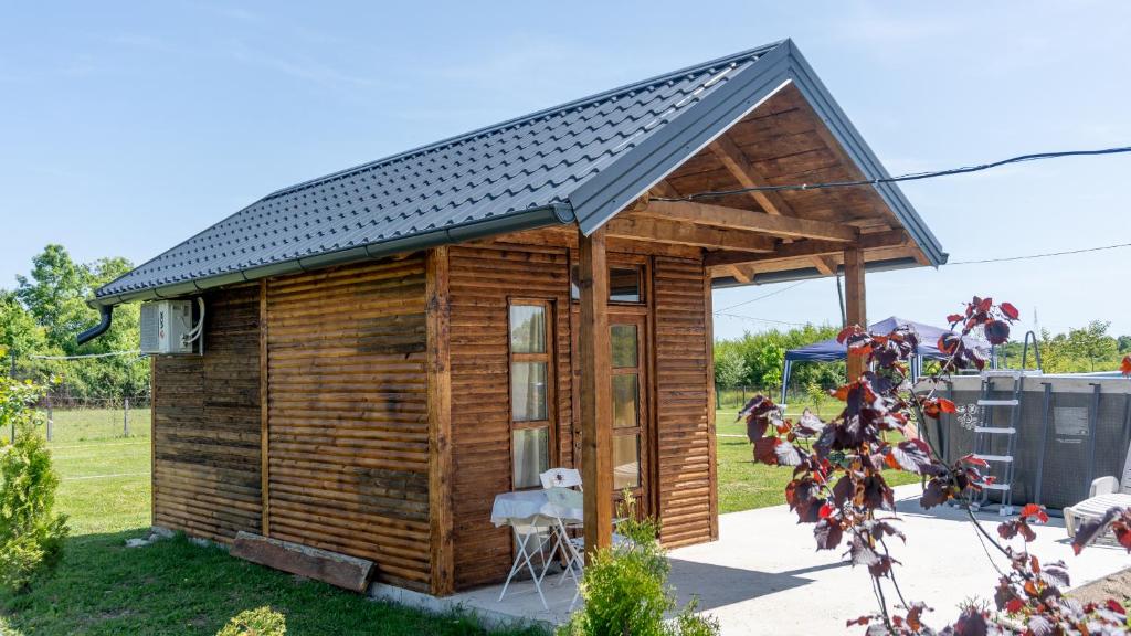 Drvena kućica u Campu Kruškik u Bosanskoj Gradišci, okružena zelenilom i prirodnim okruženjem, idealna za miran boravak.