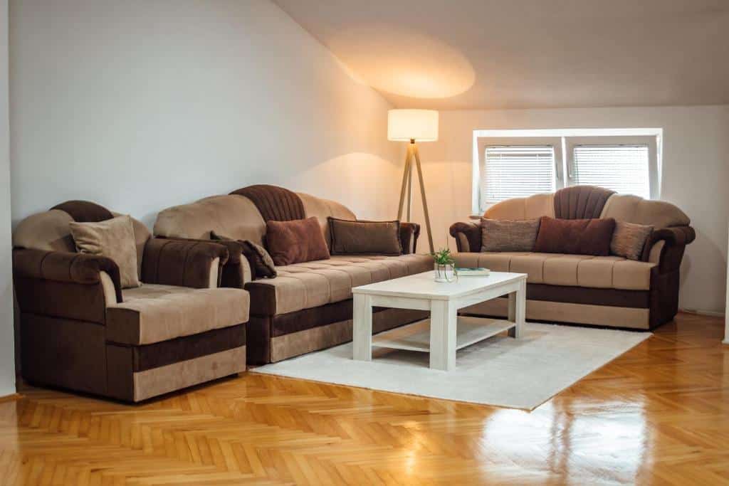 "Dnevni boravak u Apartmanu Mona Sanski most s modernim namještajem i pogledom na balkon."