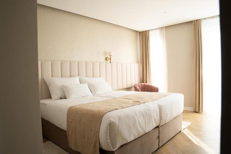 Luksuzna dvokrevetna soba u Hotelu Lala Bosanska Krupa s modernim dizajnom i velikim bračnim krevetom