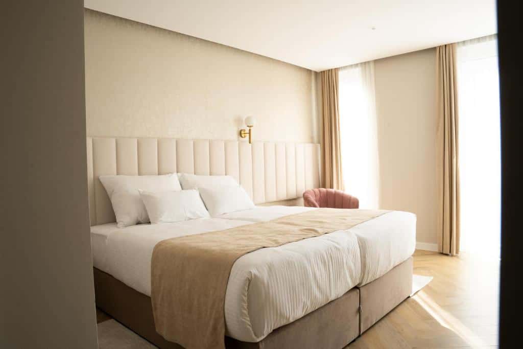 Luksuzna dvokrevetna soba u Hotelu Lala Bosanska Krupa s modernim dizajnom i velikim bračnim krevetom