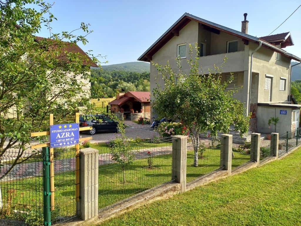 Studio Apartman Azra u Kulen Vakufu s uređenim dvorištem, zelenilom i znakom za apartman.