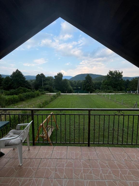 Pogled s terase Kuće za odmor Lohovo Ripač na prostrani vrt, planine i prirodni krajolik.