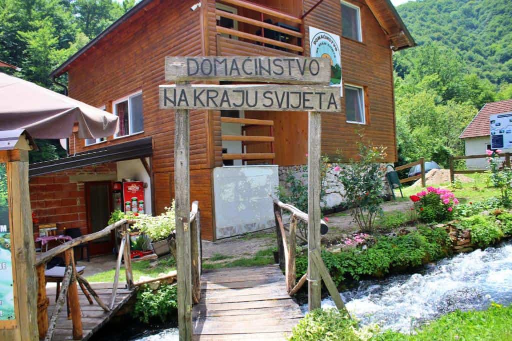 Domaćinstvo na kraju svijeta Šipovo – drvena kuća u prirodi s potokom i cvijećem